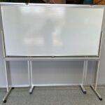 脚付両面ホワイトボード（暗線入り）